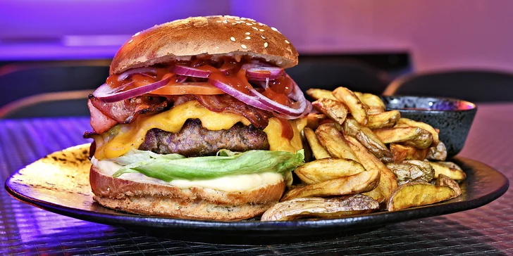 Burgerové menu ve steampunkové ponorce: výběr ze tří druhů pro 1, 2 nebo 4