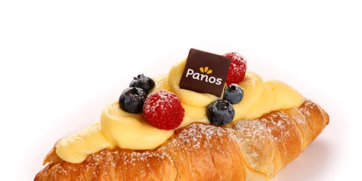 Croissant s ovocnou náplní a pudinkem a šálek kávy