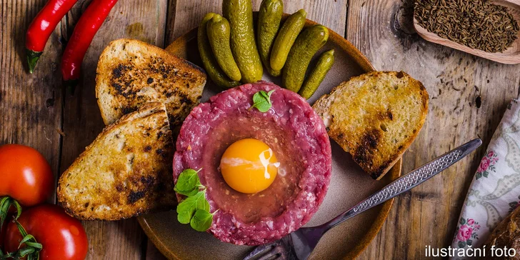 Hovězí tatarák s příslušenstvím: 300–600 g masa a křupavé topinky