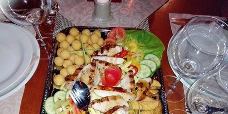 Večeře pro dva podávaná ve sklípku: tatarák, steakový mix, americké brambory i víno