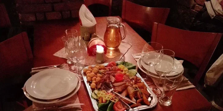 Večeře pro dva podávaná ve sklípku: tatarák, steakový mix, americké brambory i víno
