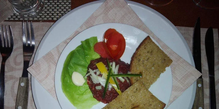 Večeře podávaná ve vinném sklípku: tatarák, steakový mix, případně i víno