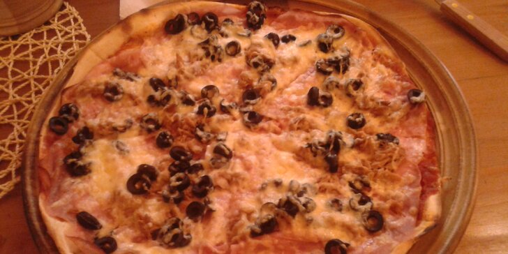 Pochutnejte si: jedna nebo dvě pizzy podle výběru o průměru 32 cm