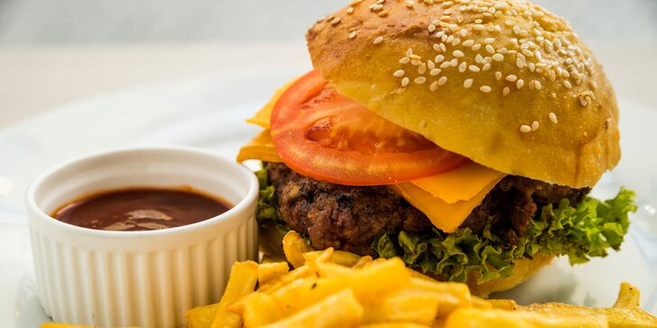 Burgermánie v Klatovech: Skvělé burgery, kuřecí stripsy, přílohy a omáčky pro dva