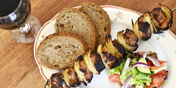 Labužníci, zamiřte na Břevnov: Dvouchodové ruské menu a lahev vína pro dva