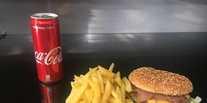 Burger dle výběru, hranolky a nápoj ve fastfoodu na Doubravce