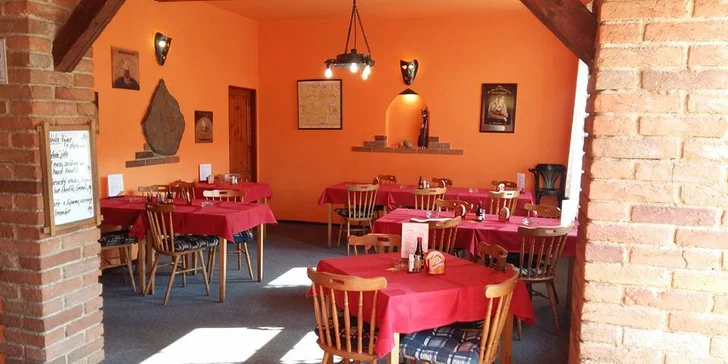 Smažený sýr s hranolky a domácí tatarkou v rodinném hostinci u brdských lesů