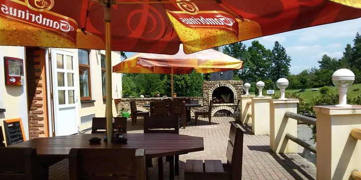 Smažený sýr s hranolky a domácí tatarkou v rodinném hostinci u brdských lesů