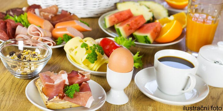 Snídaňový raut plný dobrot: džusy, šunky, sýry, vajíčka, ovoce, káva i čaj