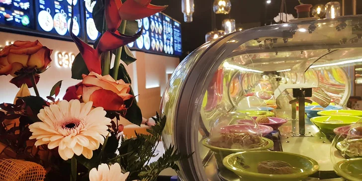 Sushi kousků tu připravují pestrou škálu.