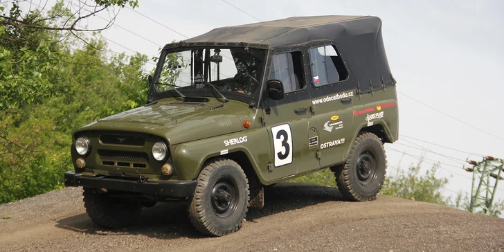 Nejprve vás čeká instruktáž o ovládání vozidla a samotné jízdě a instruktor s vámi na zkoušku projede jedno kolo offroadového polygonu.
