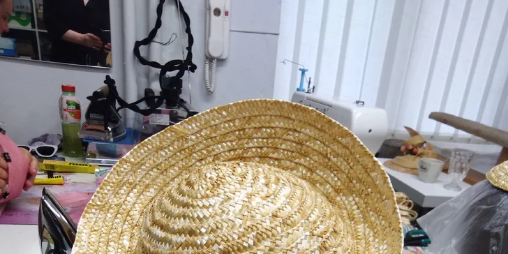 Čeká vás práce se slaměnou modistickou páskou, tvorba základu fascinátoru tradiční technikou a ruční šití a tvarování.