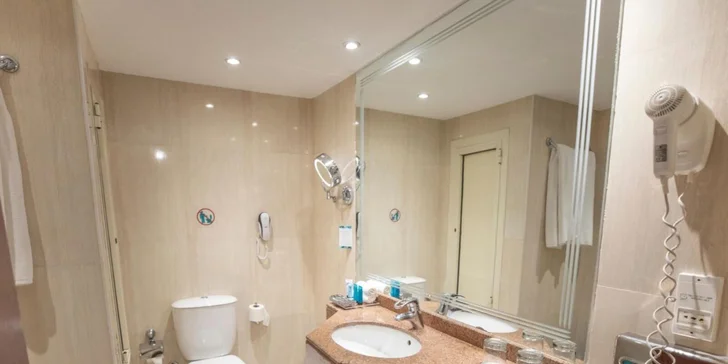 Všechny pokoje mají balkon nebo terasu a vlastní koupelnu se sprchou, fénem a kosmetickým zrcátkem.

