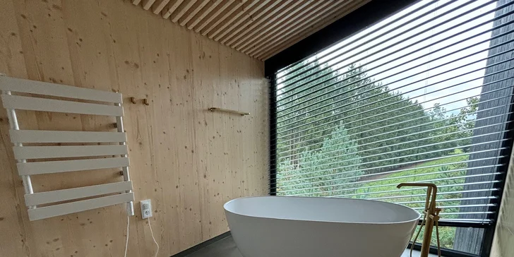 Čeká vás tu moderní kuchyň, pohodlná postel i koupelna s vanou.
