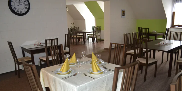 Pokud upřednostníte moderní prostředí, tatarák vám naservírují v hotelové restauraci.