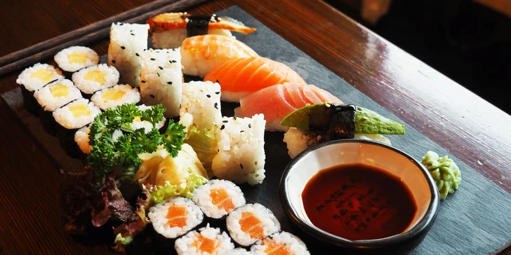Dostanete i všechny pochutiny, které ke správnému sushi patří – sójovou omáčku, zázvor, wasabi i pálivou omáčku.