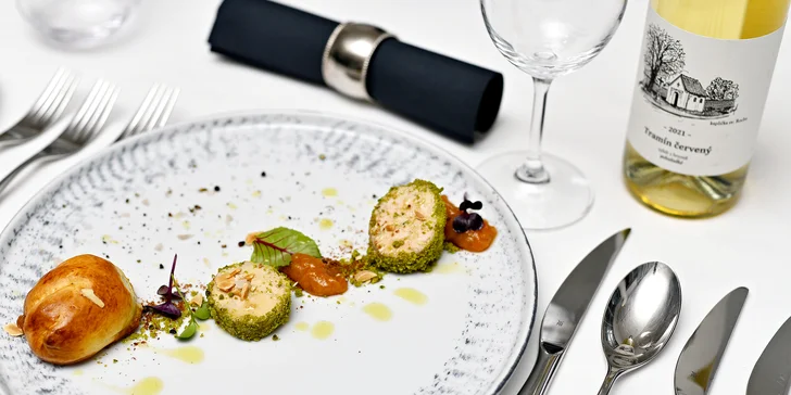 Jako předkrm se podává terinka foie gras s meruňkovým chutney.