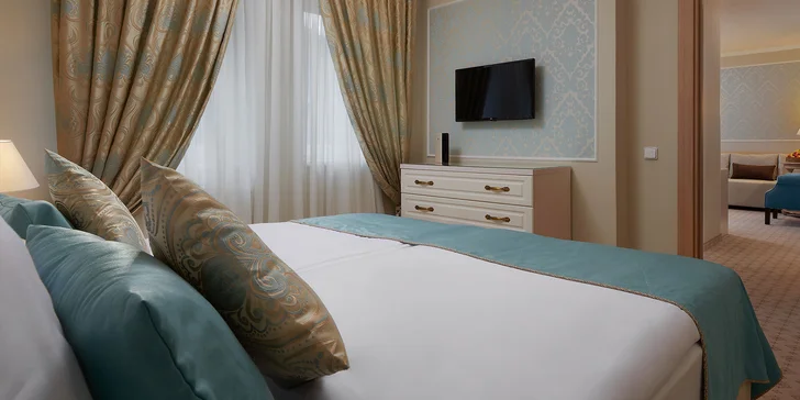 Zvolit můžete také pobyt v apartmá s obývacím pokojem s moderním krbem. 