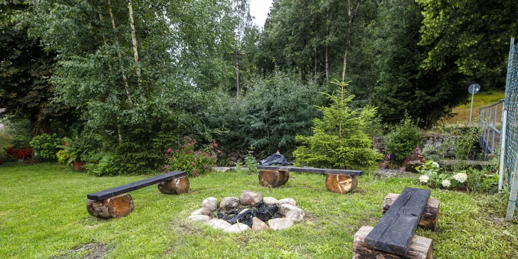 K dispozici je také venkovní posezení a kryté ohniště v teepee na večerní táboráky. 