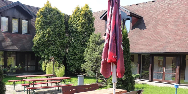 Při pěkném počasí si můžete užít venkovní grilovačku na dvoře hotelu.