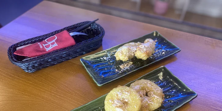 Chybět nebude ani dezert: podle výběru smažený ananas nebo banán s kokosem a medem.