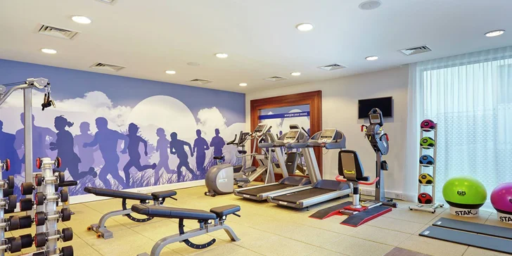Hotelové fitness centrum je hostům k dispozici kdykoliv, když potřebují vypnout hlavu při pohybu.