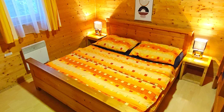 V Chatách pod Pradědem na vás bude čekat dvoupodlažní dřevěná chata, která nabídne ubytování až 10 výletníkům. 