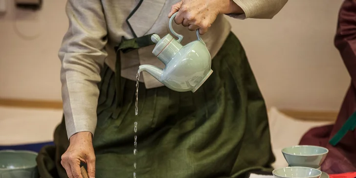 Kurz můžete vyzkoušet jednorázově – při absolvování čtyř kurzů je seminář zakončen zkouškou a úspěšní studenti dostávají certifikát Korean Tea Ceremonie – Junior.