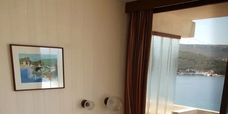 Ubytujete se v útulném pokoji s balkonem a výhledem na moře nebo do parku.