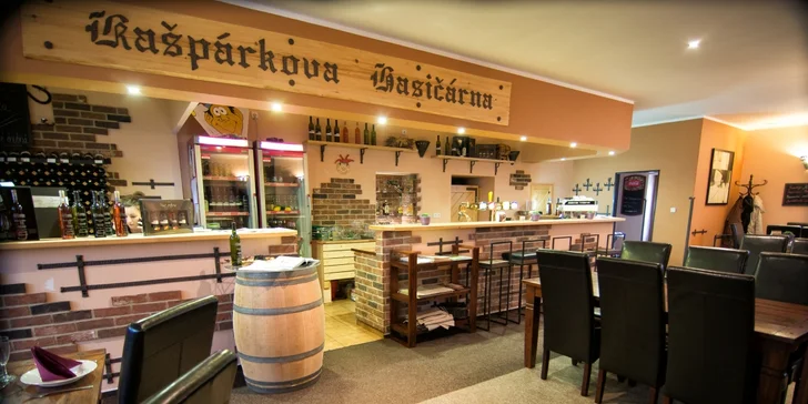 Dvě pizzy k nakousnutí posypané vašimi oblíbenými ingrediencemi