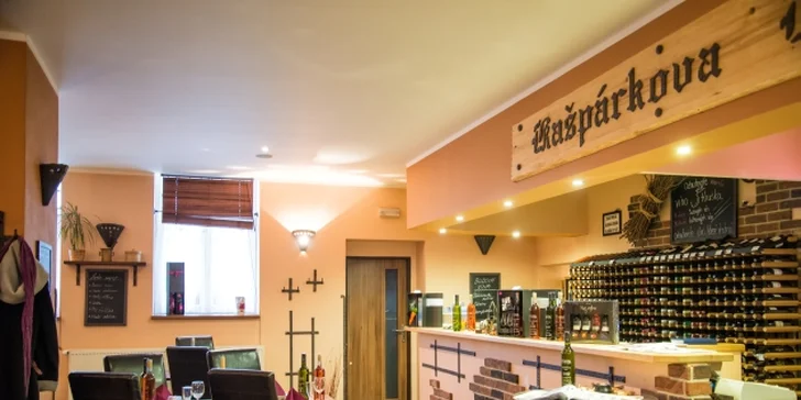 Dvě pizzy k nakousnutí posypané vašimi oblíbenými ingrediencemi