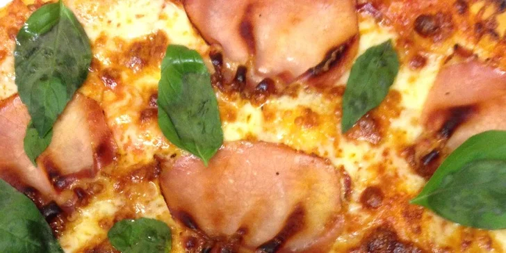Dvě pizzy k nakousnutí posypané vašimi oblíbenými ingrediencemi