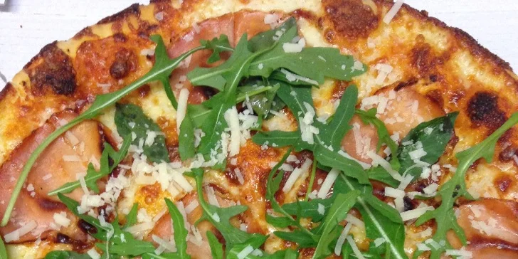 Dvě pizzy k nakousnutí posypané vašimi oblíbenými ingrediencemi