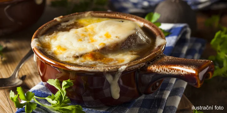 Vyzkoušejte francouzskou klasiku: Cibulačka vařená s vínem a toast se sýrem Gruyé