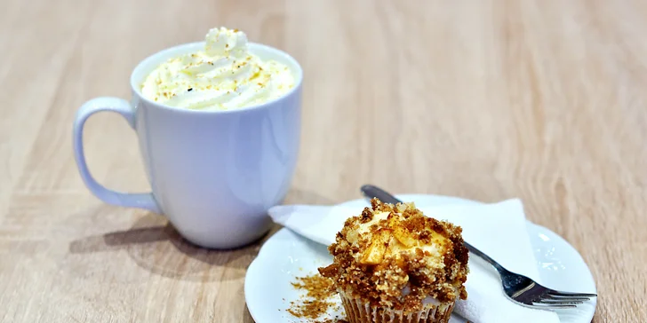 Sladká svačinka v centru Prahy: domácí cupcake a káva do kelímku
