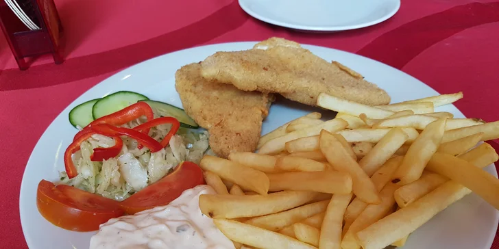 Smažený sýr s hranolky a domácí tatarkou v rodinném hostinci u brdských lesů