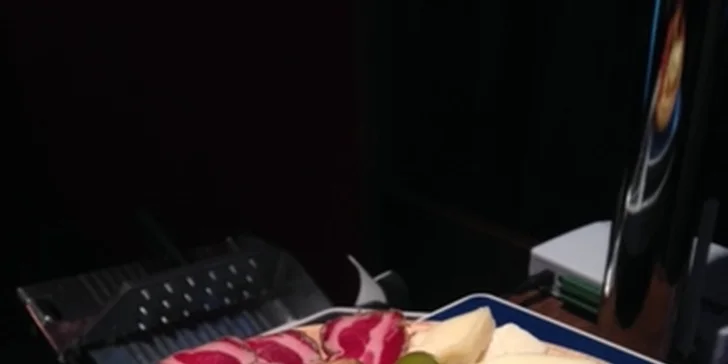 Posezení u italských delikates: salámy, prosciutto, ovčí sýry, olivy a víno