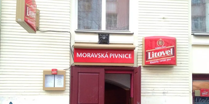 Posezení u italských delikates: salámy, prosciutto, ovčí sýry, olivy a víno