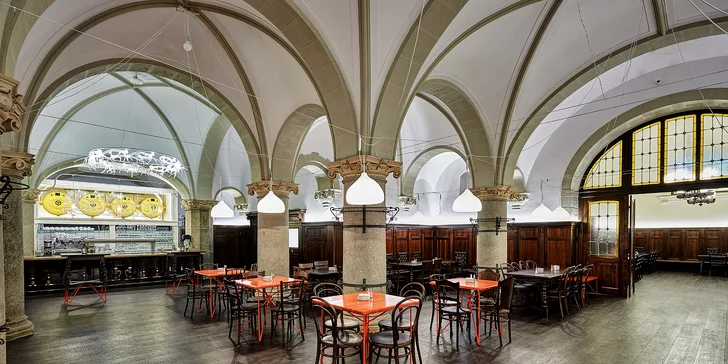 Dva půlmetrové párky v rozpečené bagetě v Radničním sklípku na náměstí