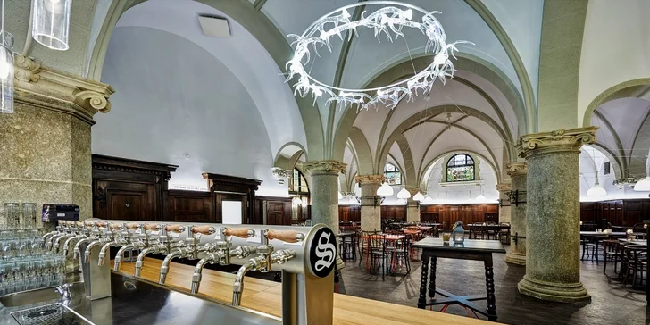Dva půlmetrové párky v rozpečené bagetě v Radničním sklípku na náměstí