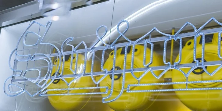 Dva půlmetrové párky v rozpečené bagetě v Radničním sklípku na náměstí