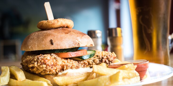 Křupavá dobrota na chuť i hlad: Crispy chicken burger v domácí bulce s hranolky
