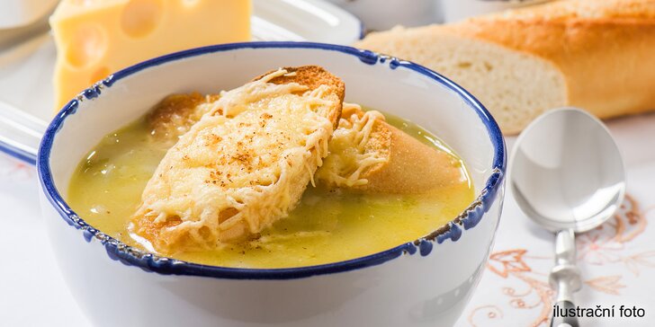 Polévka, kterou Francouzi milují: Cibulačka s portským a pečivo se sýrem Gruyère