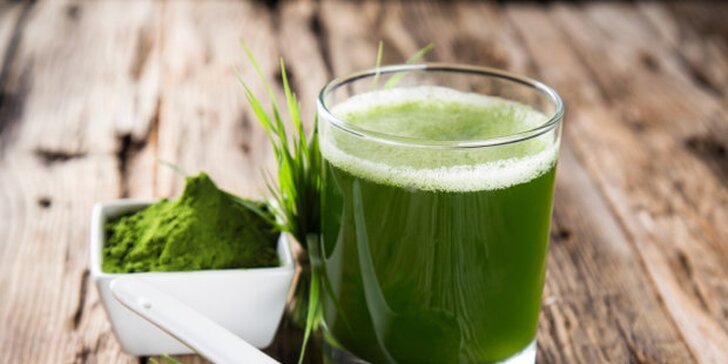 Celostní masáž a nápoj se zeleného ječmene na podporu čištění organismu