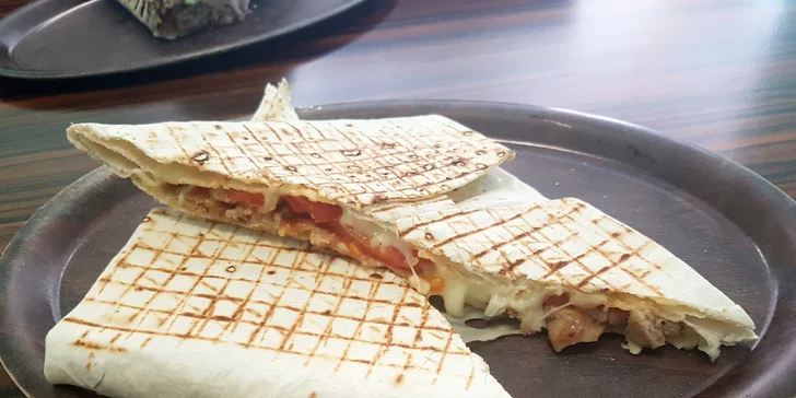 Nedejte hladu šanci: Lahodný kebab v tortille nebo chačupuri s sebou