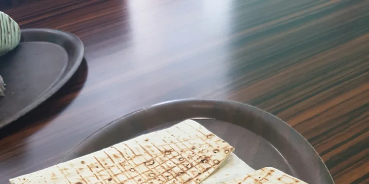 Nedejte hladu šanci: Lahodný kebab v tortille nebo chačupuri s sebou