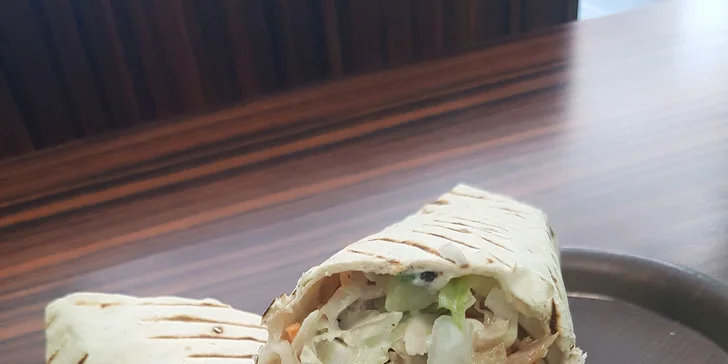 Nedejte hladu šanci: Lahodný kebab v tortille nebo chačupuri s sebou