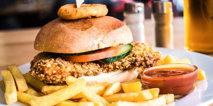Křupavá dobrota na chuť i hlad: Crispy chicken burger v domácí bulce s hranolky