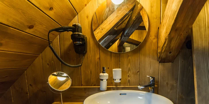 Jako na šlechtickém sídle: pobyt na Lipně, snídaně, panoramatická sauna i privátní vířivka