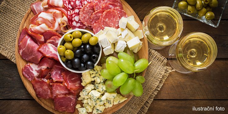 Posezení u italských delikates: salámy, prosciutto, ovčí sýry, olivy a víno